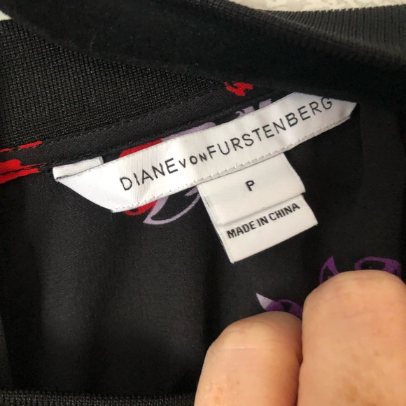 Diane Von Furstenberg Back Button Floral Blouse Short Sleeve Top Size P 0/2 - Picture 3 of 3